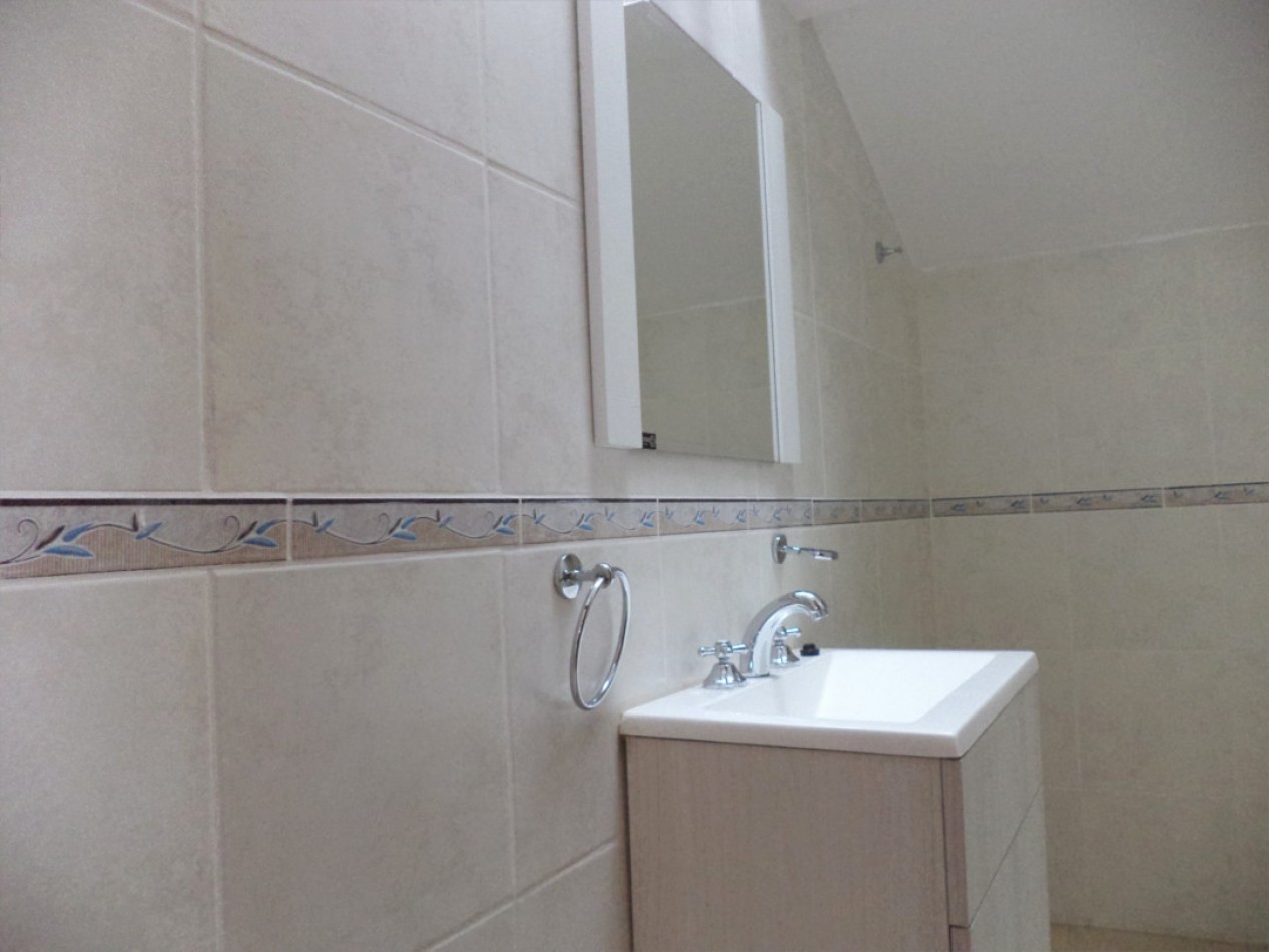 VENDO CASA IDEAL OFICINA, ESTUDIO O TALLER B° VILLA CABRERA. RECIBO MENOR!!!