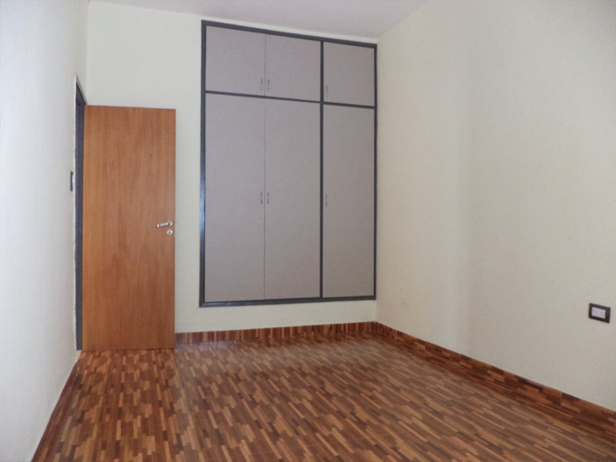 VENDO CASA IDEAL OFICINA, ESTUDIO O TALLER B° VILLA CABRERA. RECIBO MENOR!!!