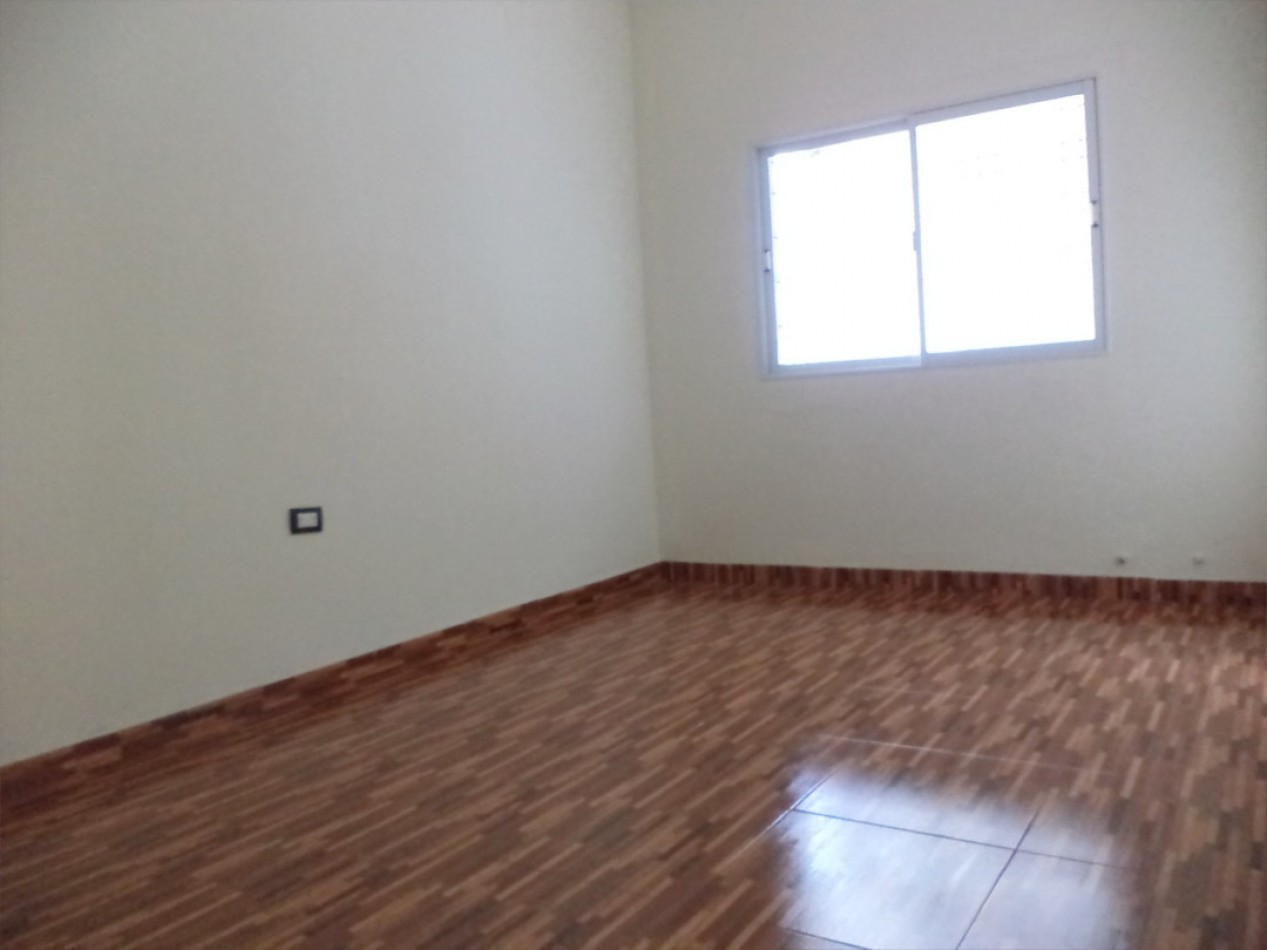 VENDO CASA IDEAL OFICINA, ESTUDIO O TALLER B° VILLA CABRERA. RECIBO MENOR!!!