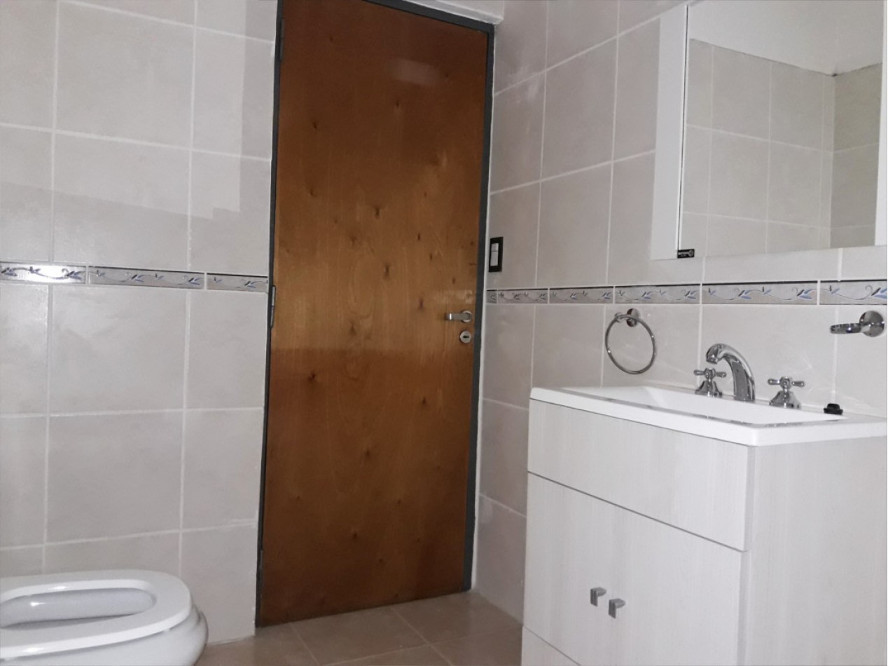 VENDO CASA IDEAL OFICINA, ESTUDIO O TALLER B° VILLA CABRERA. RECIBO MENOR!!!