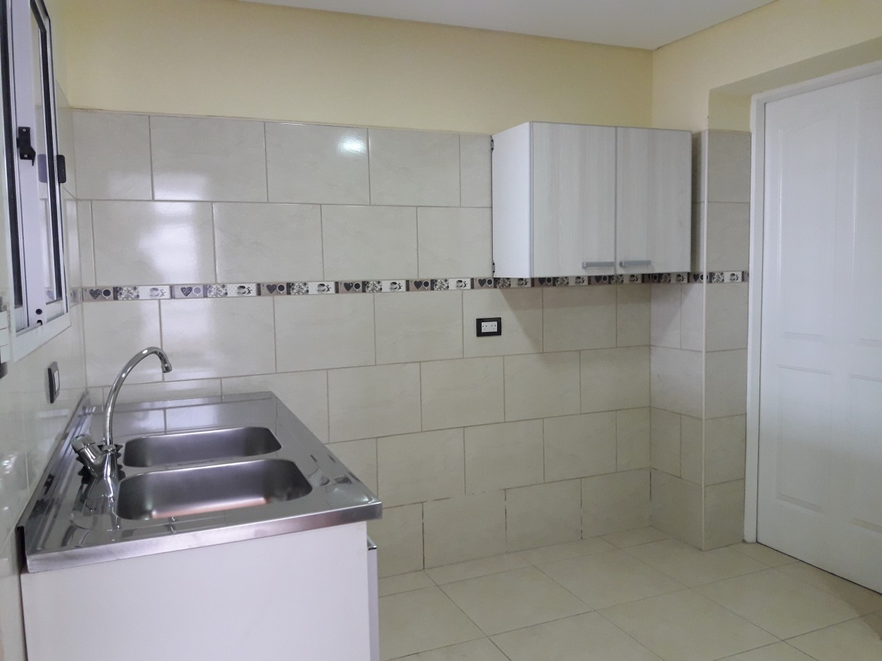 VENDO CASA IDEAL OFICINA, ESTUDIO O TALLER B° VILLA CABRERA. RECIBO MENOR!!!