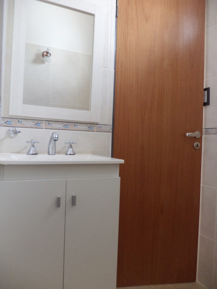 VENDO CASA IDEAL OFICINA, ESTUDIO O TALLER B° VILLA CABRERA. RECIBO MENOR!!!