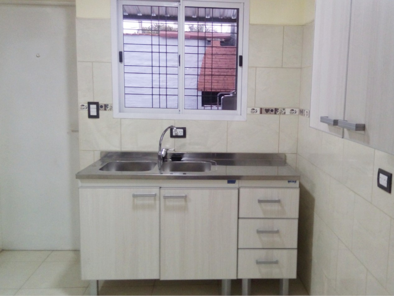 VENDO CASA IDEAL OFICINA, ESTUDIO O TALLER B° VILLA CABRERA. RECIBO MENOR!!!