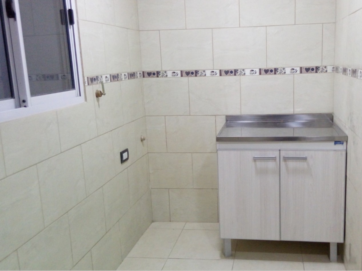 VENDO CASA IDEAL OFICINA, ESTUDIO O TALLER B° VILLA CABRERA. RECIBO MENOR!!!