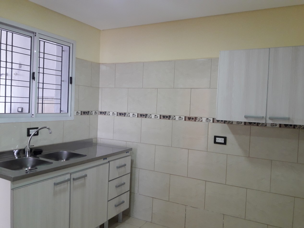 VENDO CASA IDEAL OFICINA, ESTUDIO O TALLER B° VILLA CABRERA. RECIBO MENOR!!!