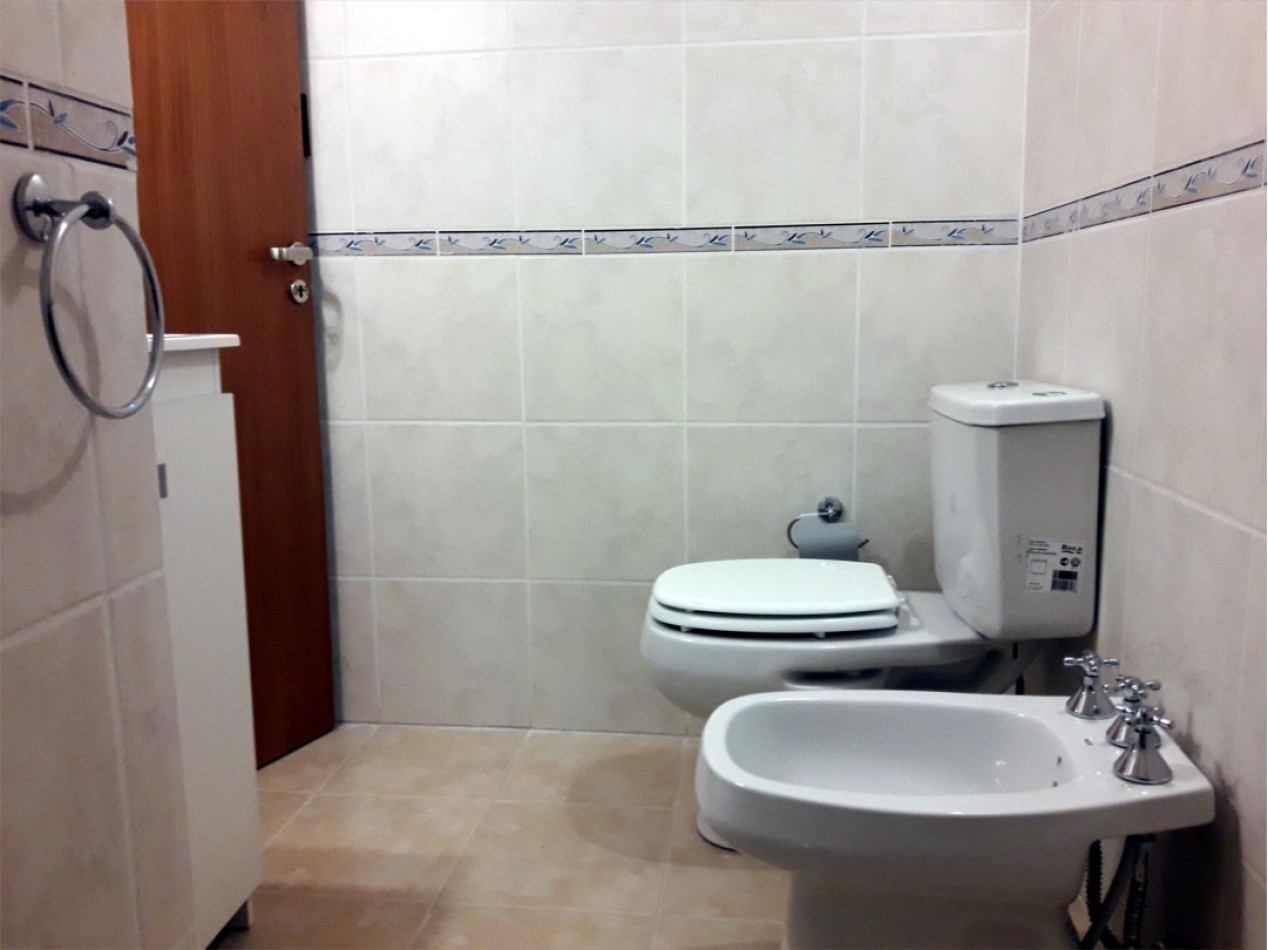VENDO CASA IDEAL OFICINA, ESTUDIO O TALLER B° VILLA CABRERA. RECIBO MENOR!!!