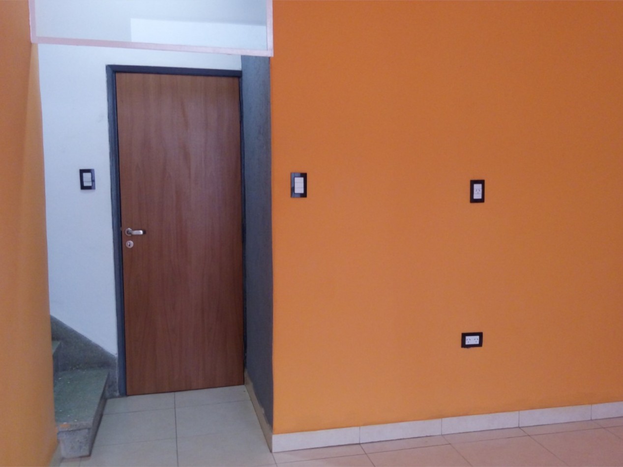 VENDO CASA IDEAL OFICINA, ESTUDIO O TALLER B° VILLA CABRERA. RECIBO MENOR!!!