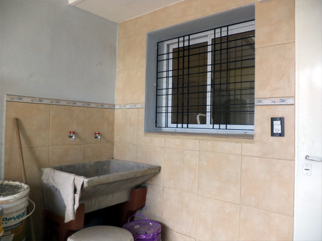 VENDO CASA IDEAL OFICINA, ESTUDIO O TALLER B° VILLA CABRERA. RECIBO MENOR!!!