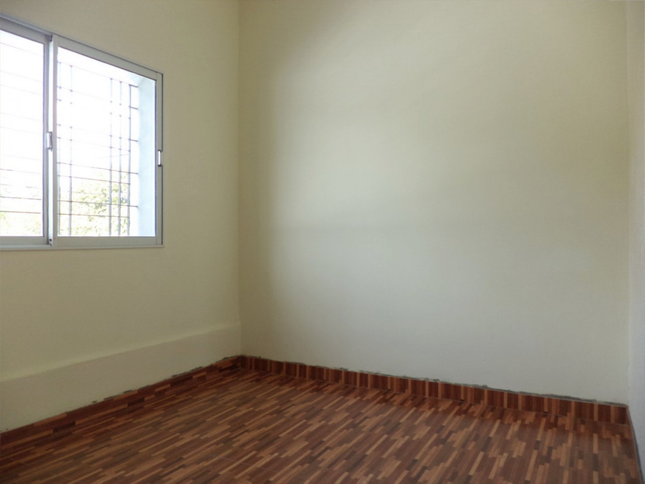 VENDO CASA IDEAL OFICINA, ESTUDIO O TALLER B° VILLA CABRERA. RECIBO MENOR!!!