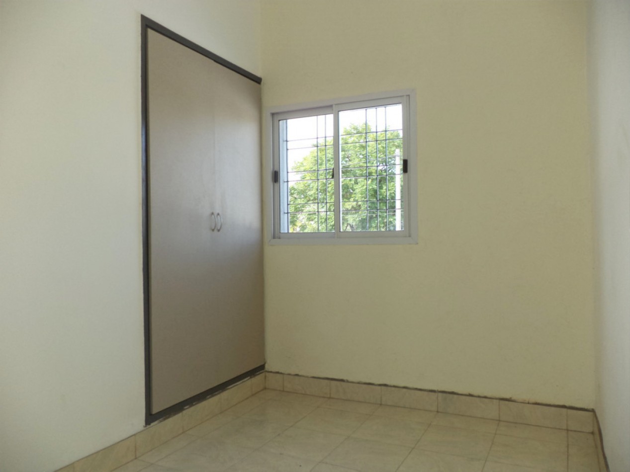 VENDO CASA IDEAL OFICINA, ESTUDIO O TALLER B° VILLA CABRERA. RECIBO MENOR!!!