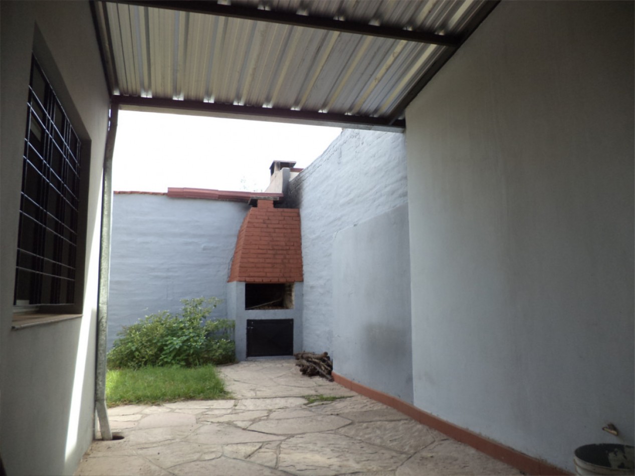 VENDO CASA IDEAL OFICINA, ESTUDIO O TALLER B° VILLA CABRERA. RECIBO MENOR!!!