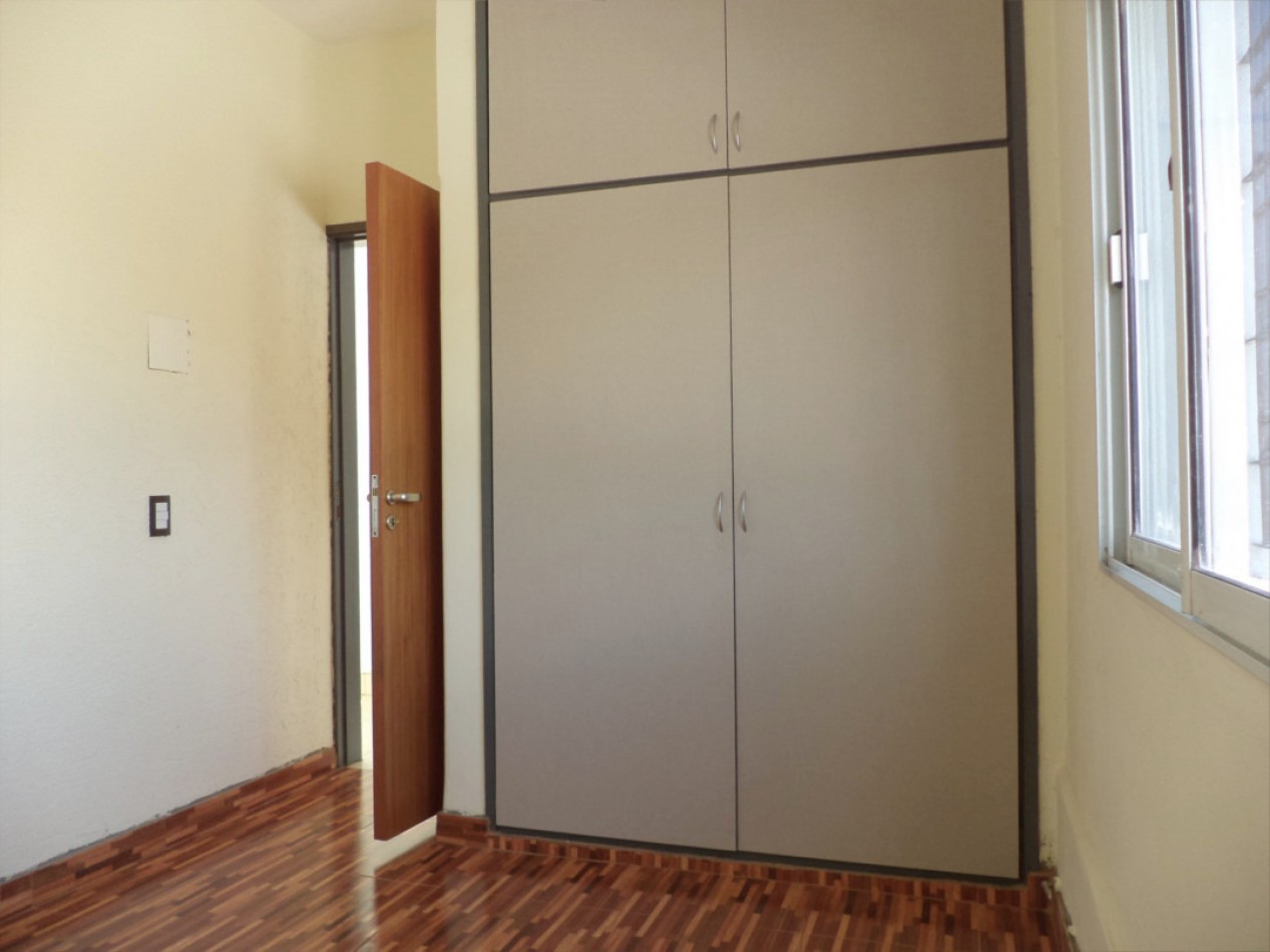 VENDO CASA IDEAL OFICINA, ESTUDIO O TALLER B° VILLA CABRERA. RECIBO MENOR!!!
