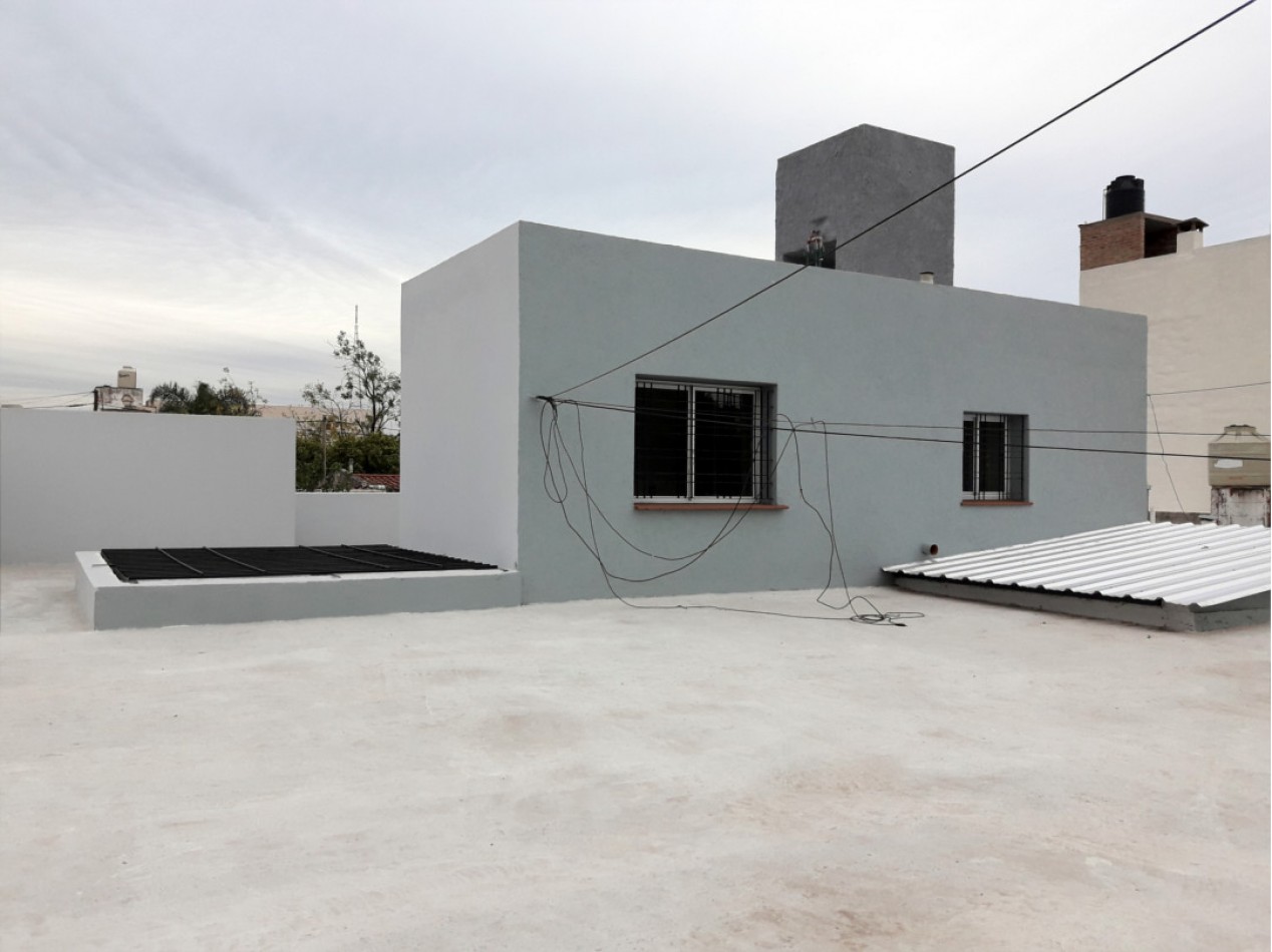 VENDO CASA IDEAL OFICINA, ESTUDIO O TALLER B° VILLA CABRERA. RECIBO MENOR!!!
