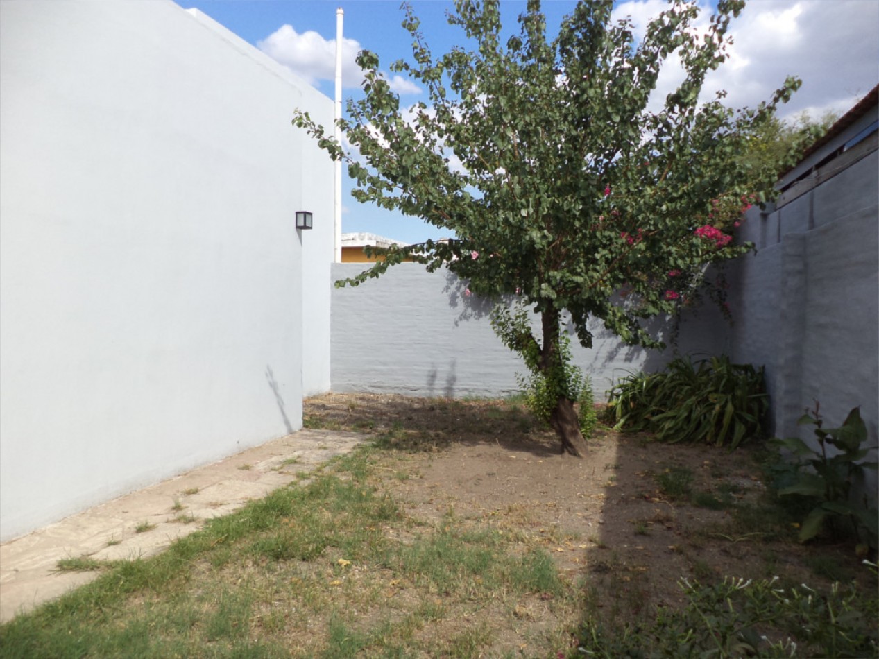 VENDO CASA IDEAL OFICINA, ESTUDIO O TALLER B° VILLA CABRERA. RECIBO MENOR!!!