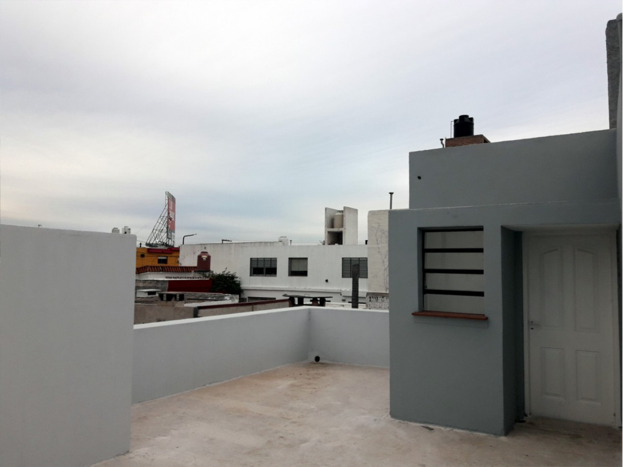 VENDO CASA IDEAL OFICINA, ESTUDIO O TALLER B° VILLA CABRERA. RECIBO MENOR!!!