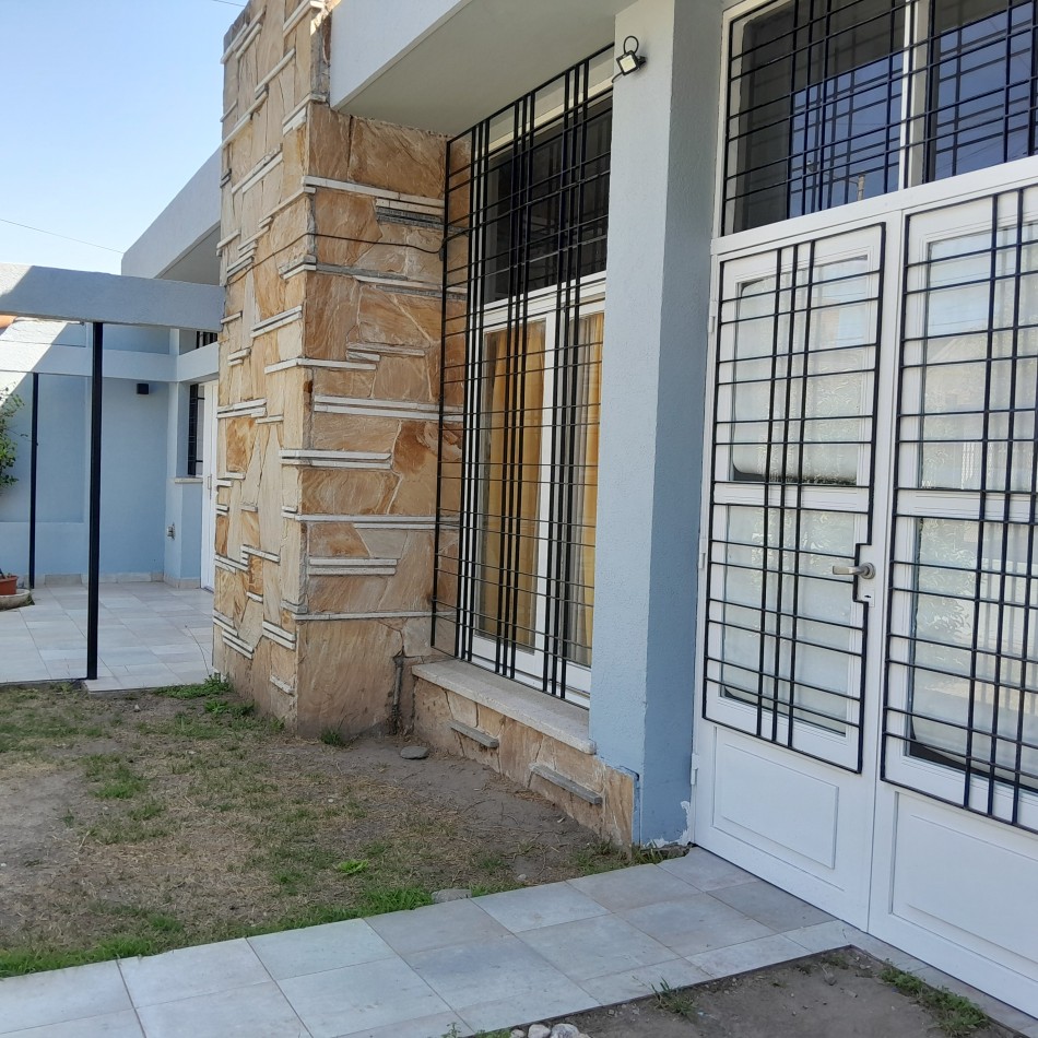 VENDO CASA IDEAL OFICINA, ESTUDIO O TALLER B° VILLA CABRERA. RECIBO MENOR!!!