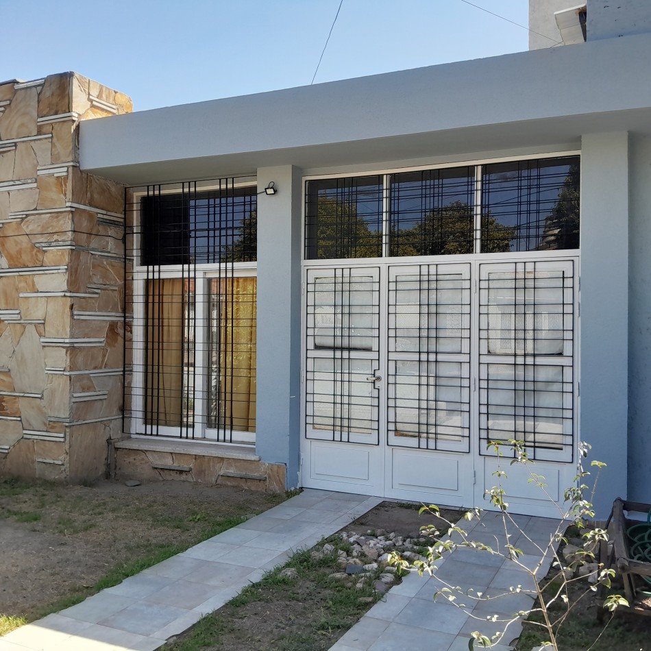 VENDO CASA IDEAL OFICINA, ESTUDIO O TALLER B° VILLA CABRERA. RECIBO MENOR!!!