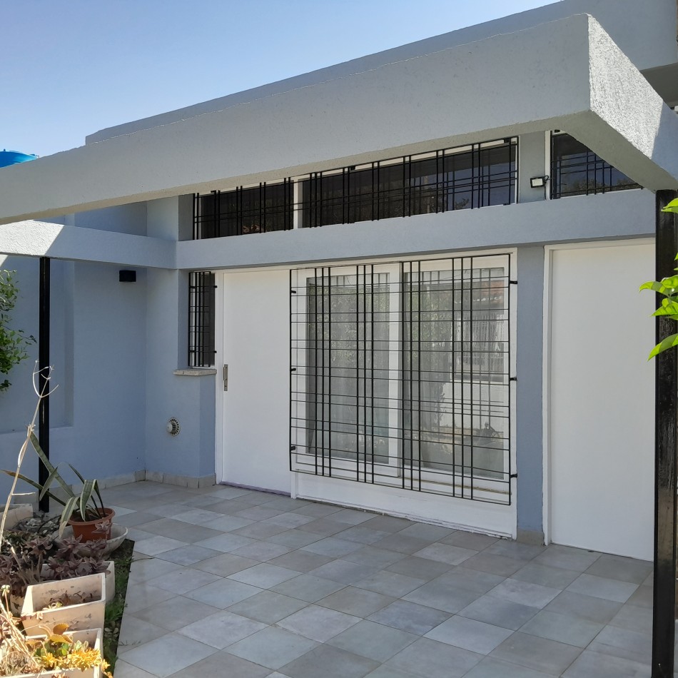 VENDO CASA IDEAL OFICINA, ESTUDIO O TALLER B° VILLA CABRERA. RECIBO MENOR!!!