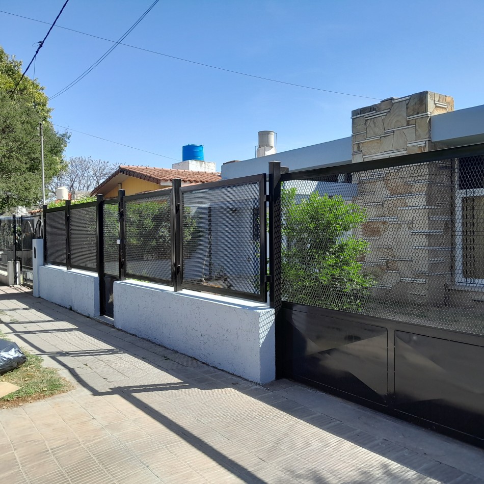 VENDO CASA IDEAL OFICINA, ESTUDIO O TALLER B° VILLA CABRERA. RECIBO MENOR!!!
