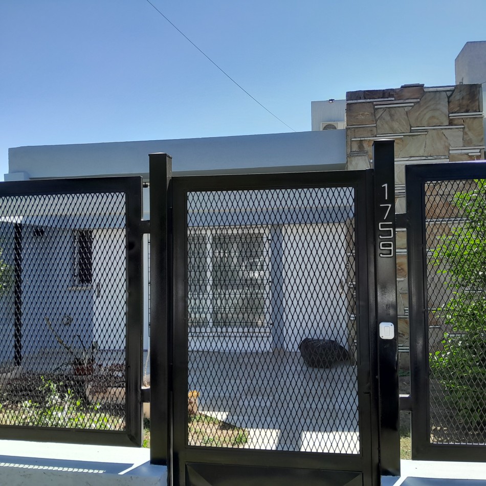 VENDO CASA IDEAL OFICINA, ESTUDIO O TALLER B° VILLA CABRERA. RECIBO MENOR!!!