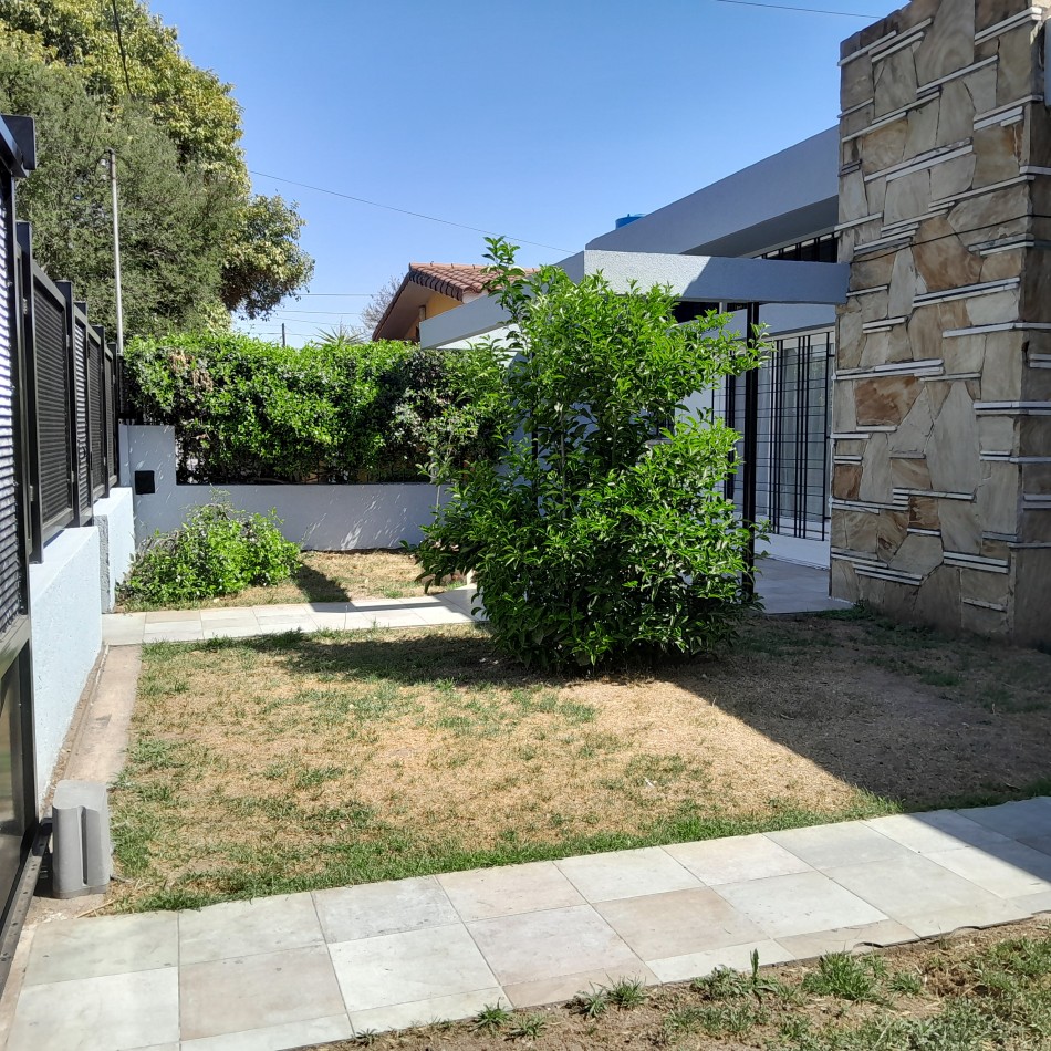 VENDO CASA IDEAL OFICINA, ESTUDIO O TALLER B° VILLA CABRERA. RECIBO MENOR!!!