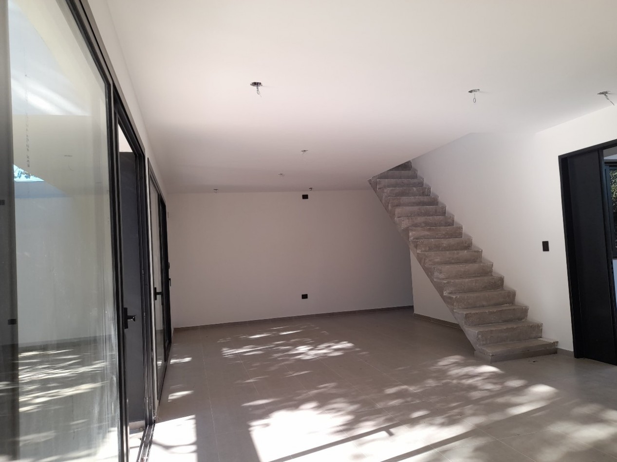 VENDO CASA 3 DORM. VILLA CATALINA. APTO CREDITO!!!