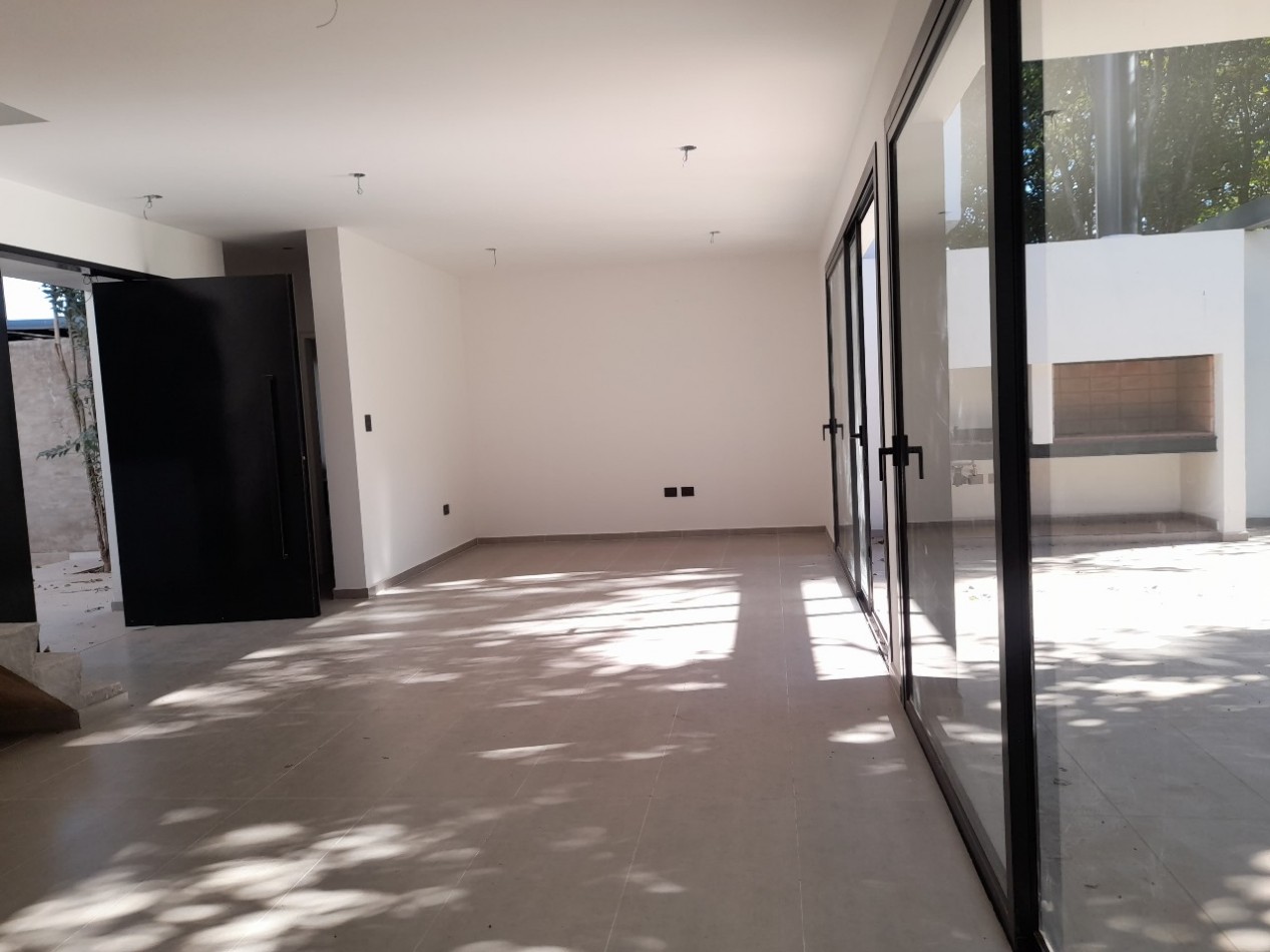 VENDO CASA 3 DORM. VILLA CATALINA. APTO CREDITO!!!