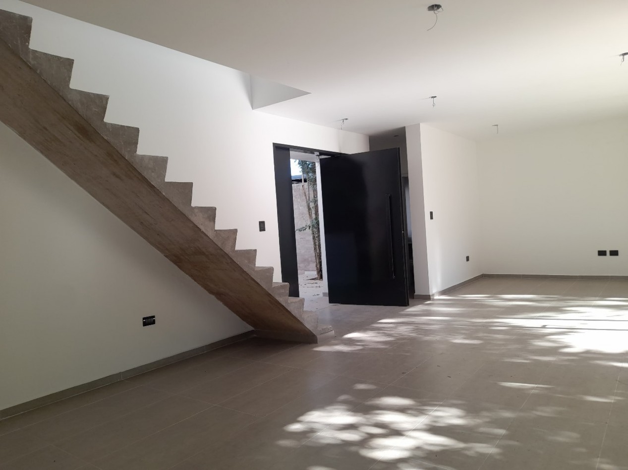 VENDO CASA 3 DORM. VILLA CATALINA. APTO CREDITO!!!