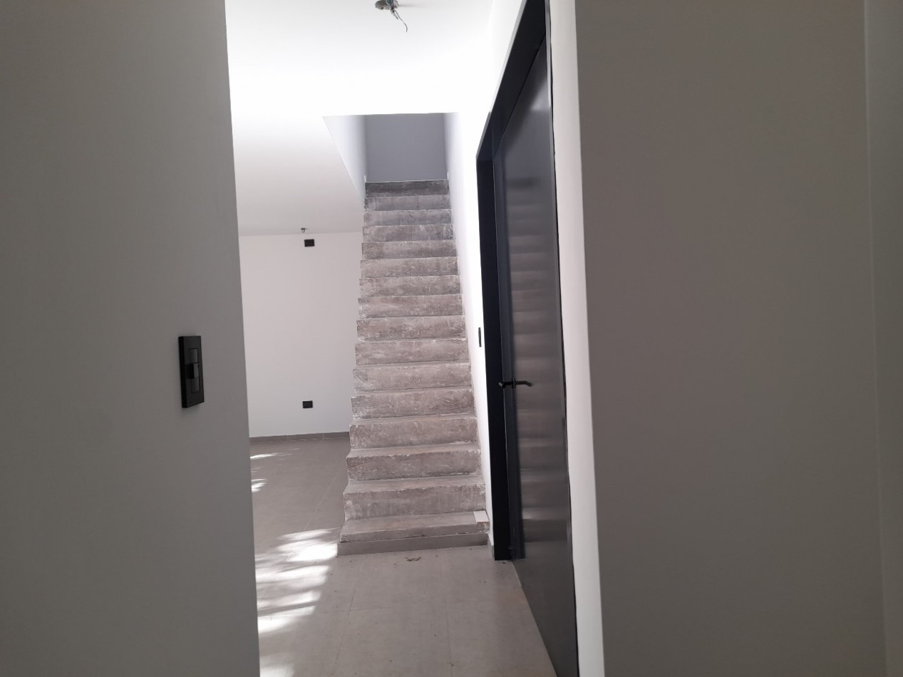 VENDO CASA 3 DORM. VILLA CATALINA. APTO CREDITO!!!