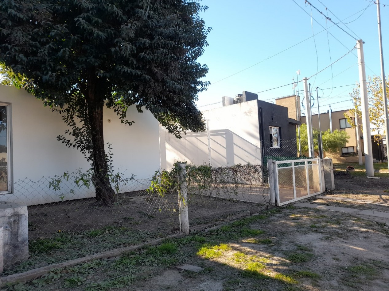 VENDO CASA 3 DORM. VILLA CATALINA. APTO CREDITO!!!