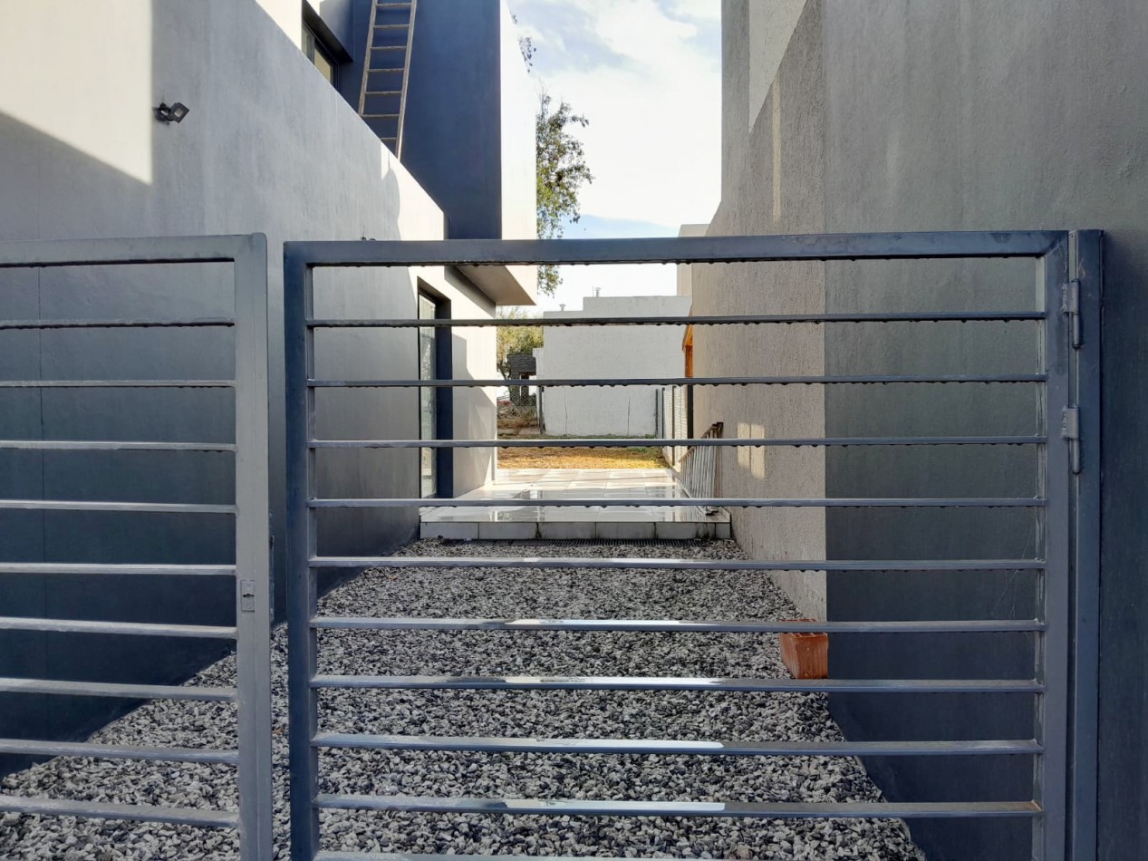 VENDO CASA 3 DORM. VILLA CATALINA. APTO CREDITO!!!