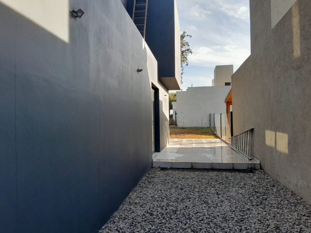 VENDO CASA 3 DORM. VILLA CATALINA. APTO CREDITO!!!