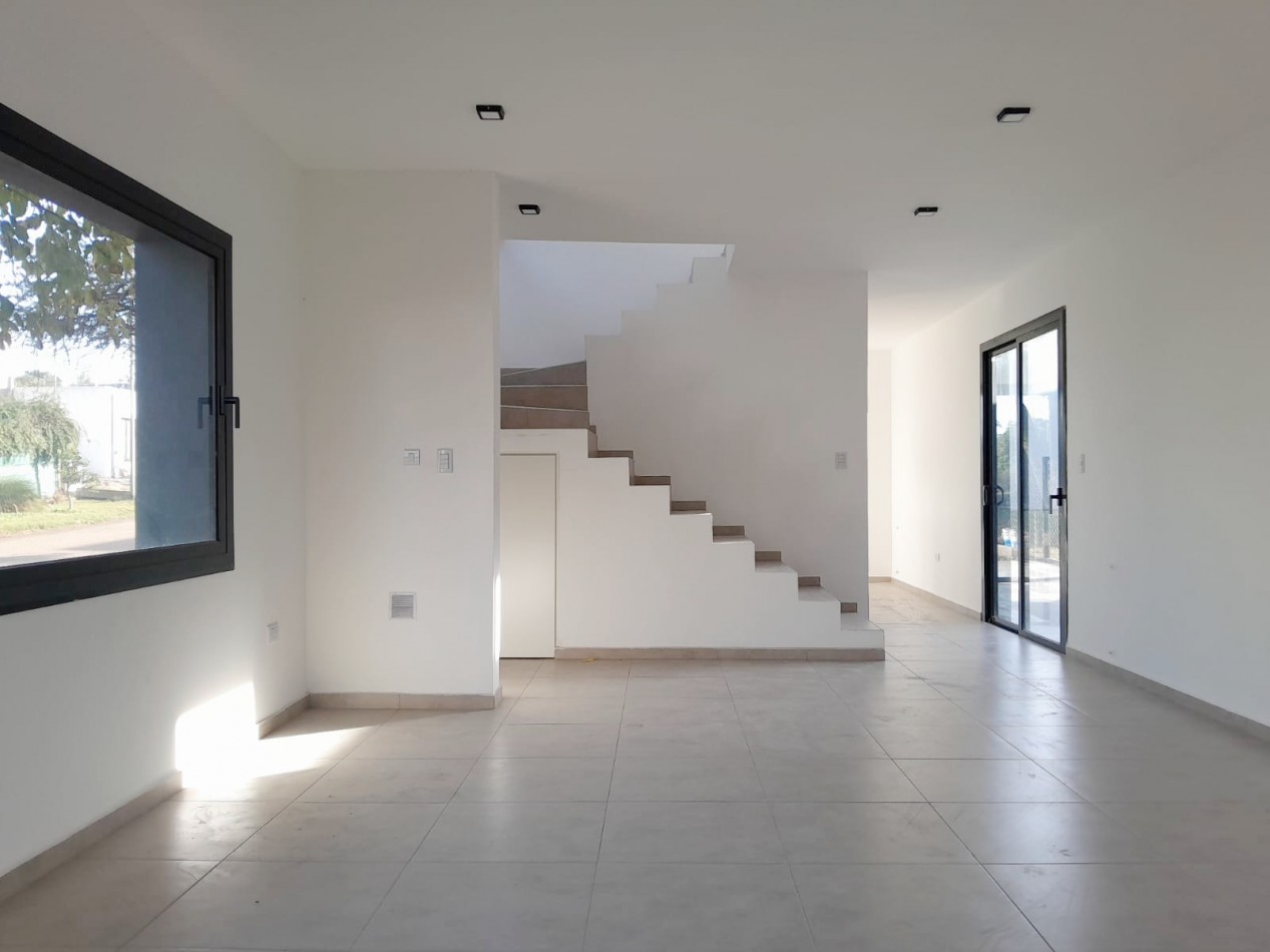 VENDO CASA 3 DORM. VILLA CATALINA. APTO CREDITO!!!