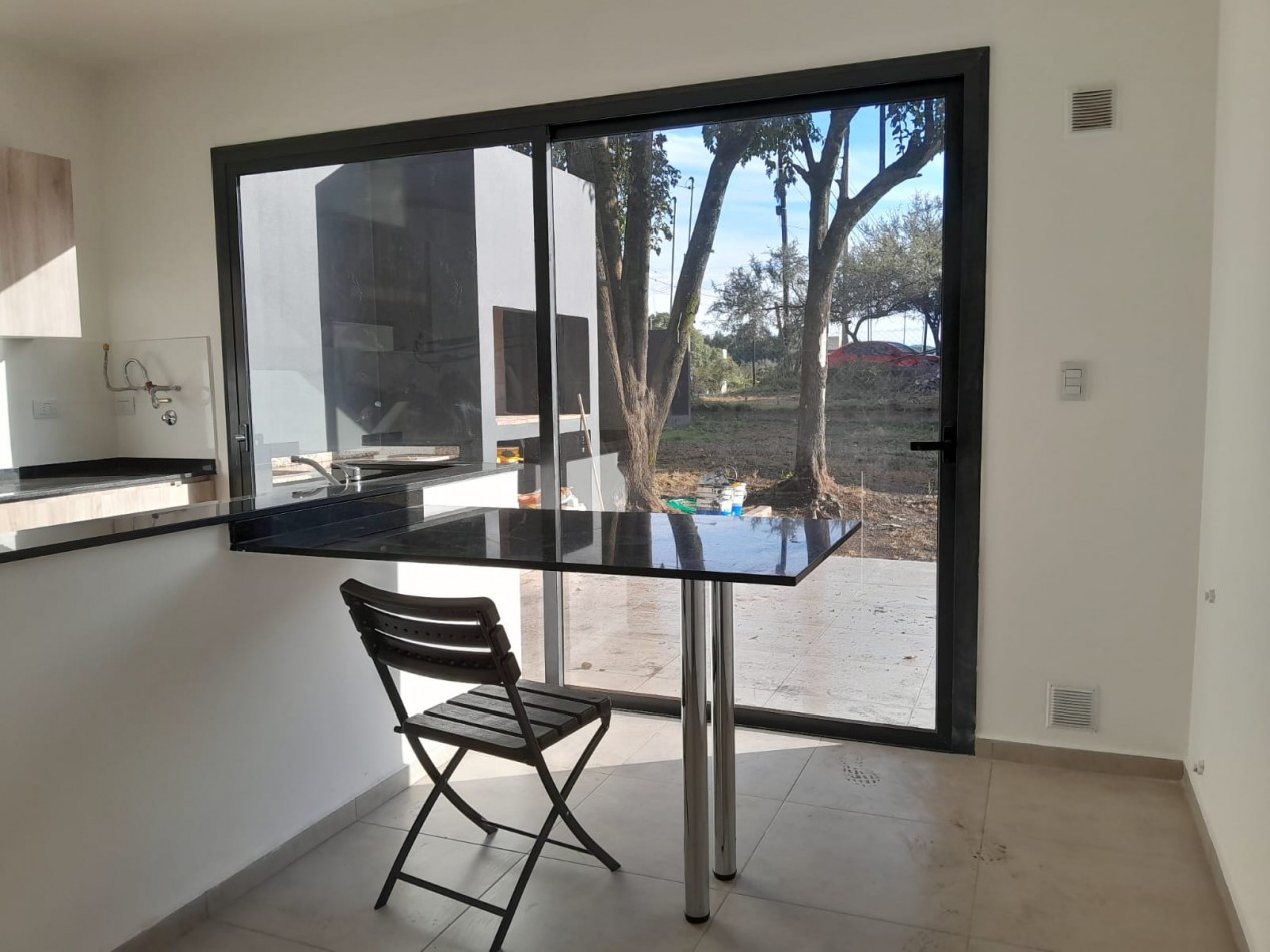 VENDO CASA 3 DORM. VILLA CATALINA. APTO CREDITO!!!