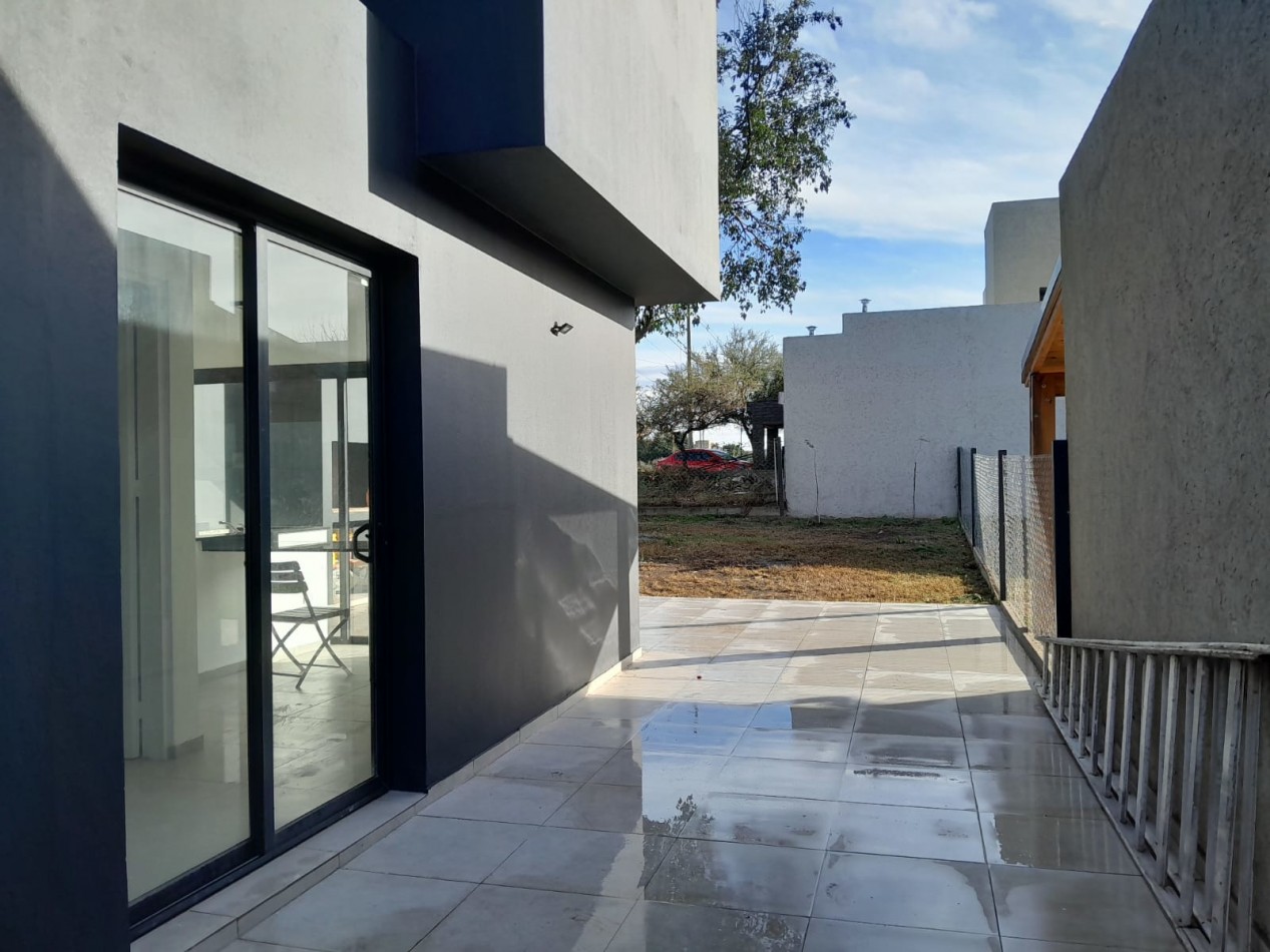 VENDO CASA 3 DORM. VILLA CATALINA. APTO CREDITO!!!