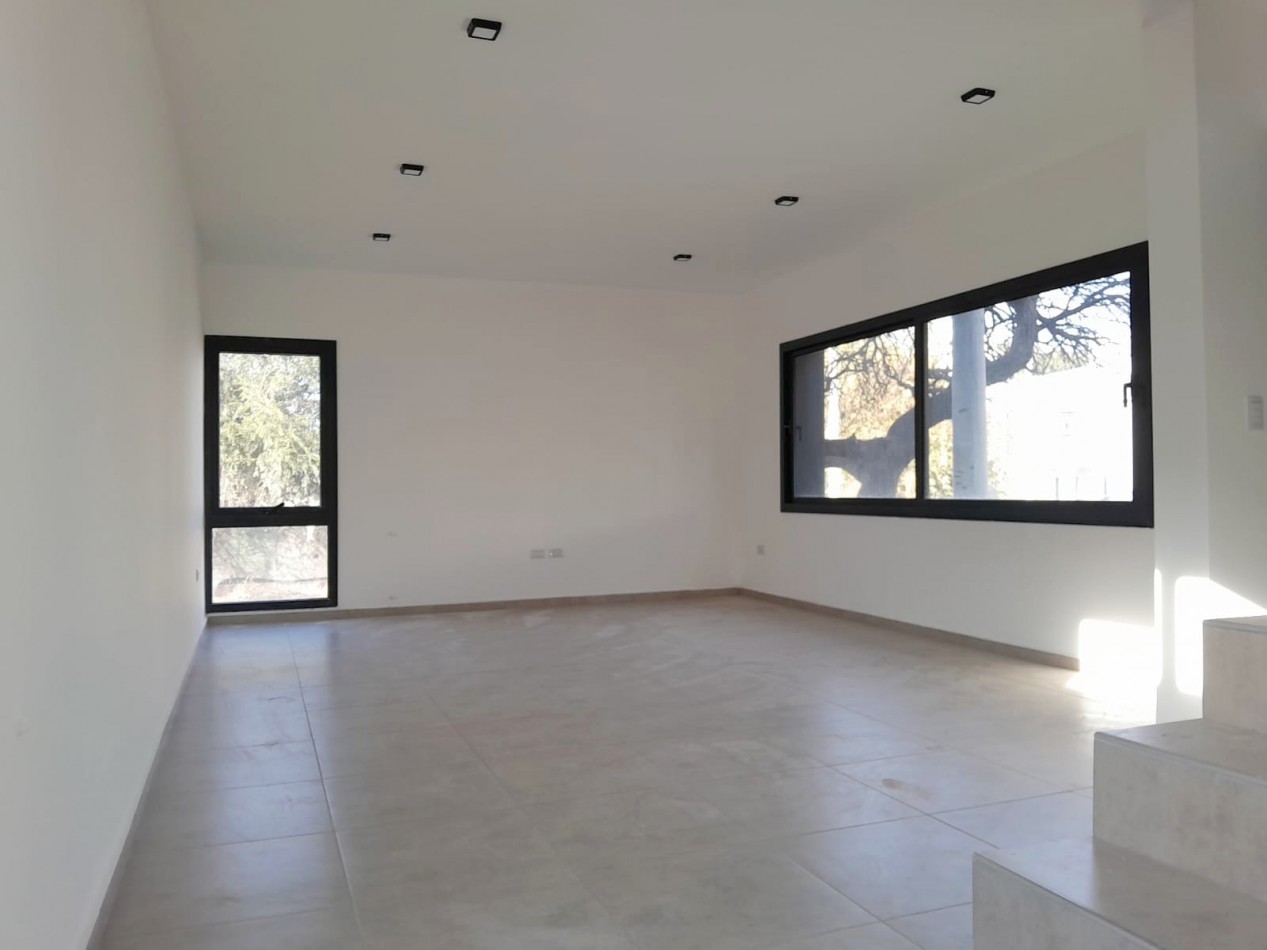VENDO CASA 3 DORM. VILLA CATALINA. APTO CREDITO!!!