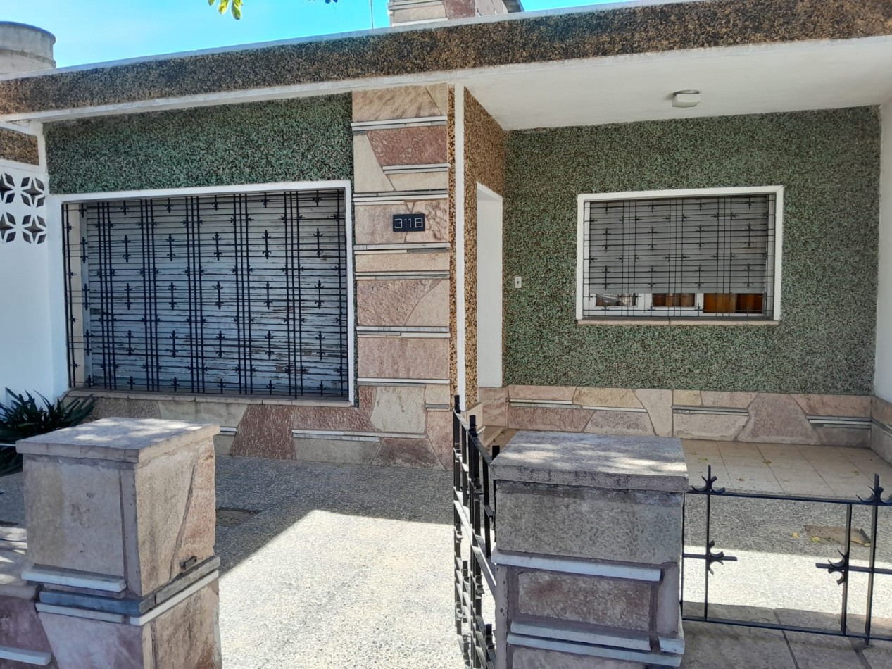 VENDO CASA 3 DORM. B° SARGENTO CABRAL. RECIBO VEHICULOS/MENOR. APTO CREDITO!!!