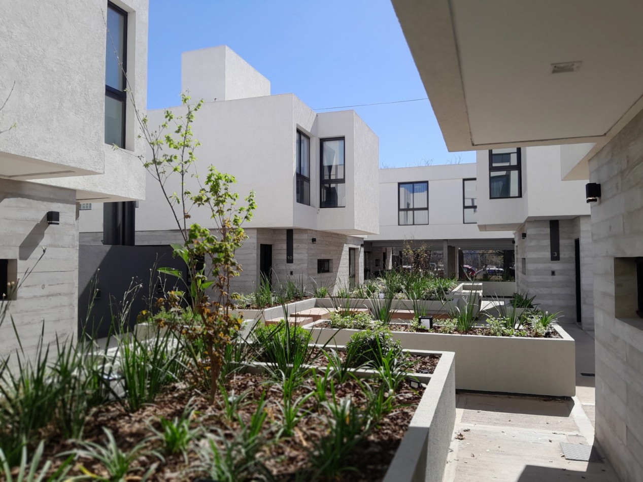 VENTA DE LOCALES COMERCIALES - HOUSING DISTRITO VEINTE