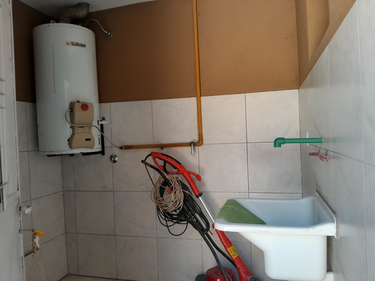 VENDO CASA 3 DORM.+ DEPARTAMENTO. B° TALLERES SUD