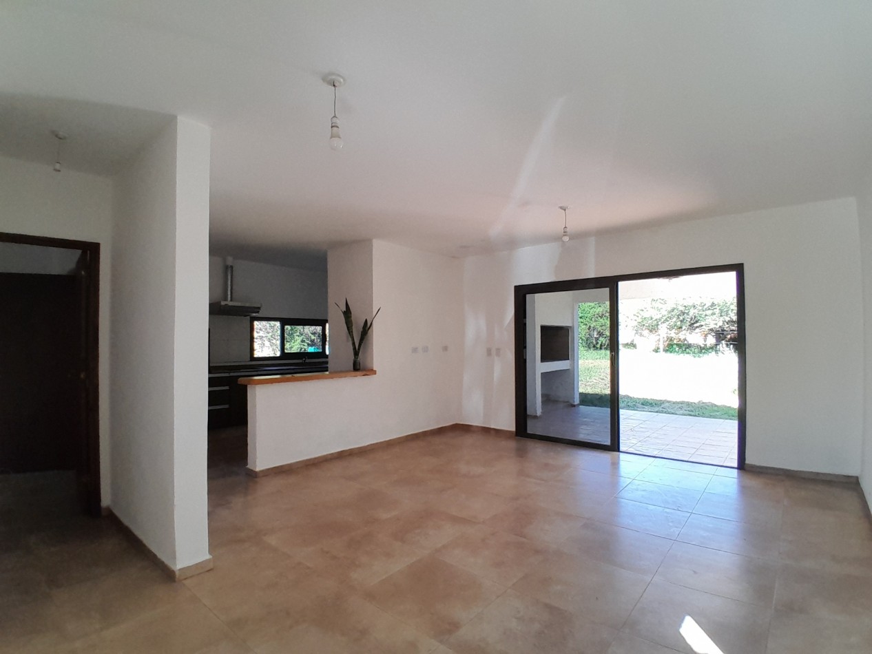 VENTA CASA 3 DORMITORIOS - VILLA CATALINA - PRIMERA ETAPA - ESCRITURA