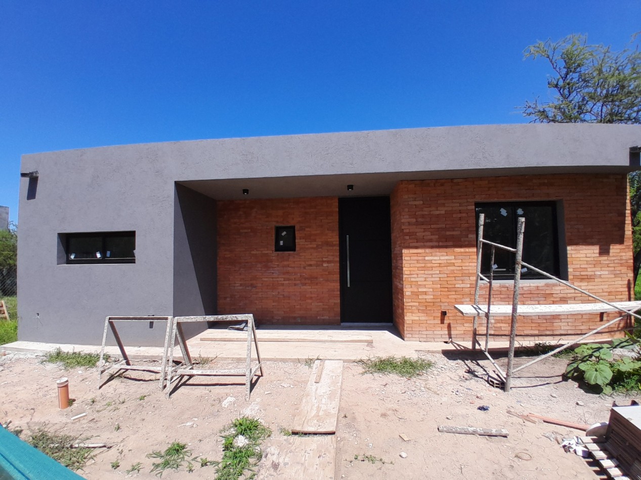 Casa 3 Dormitorios a Estrenar - Excelente Calidad - Villa Catalina