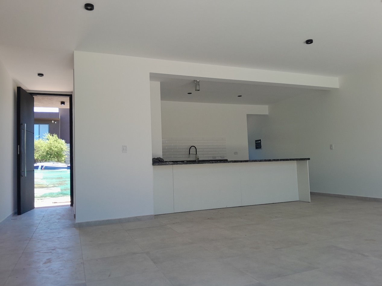 Casa 3 Dormitorios a Estrenar - Excelente Calidad - Villa Catalina