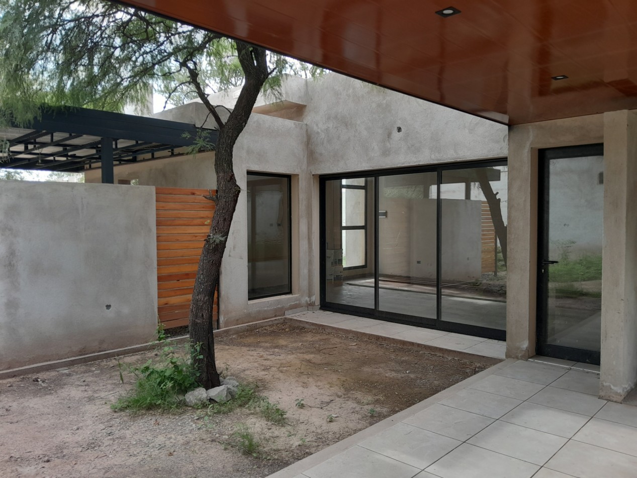 Casa 3 Dormitorios a Estrenar - Excelente Calidad - Villa Catalina