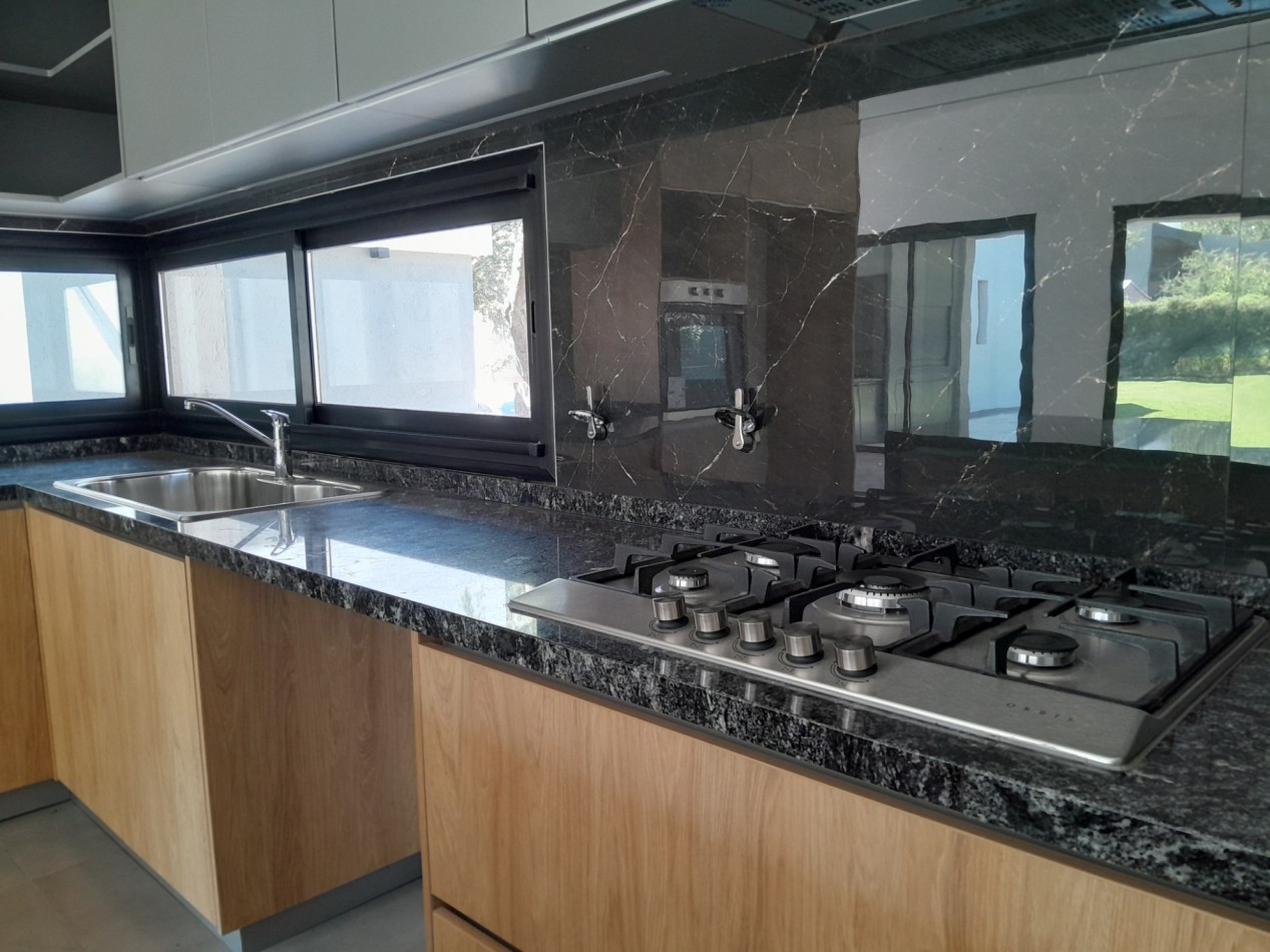 VENDO HERMOSA CASA DE 2 DORM. A ESTRENAR EN LAS CAÑITAS.