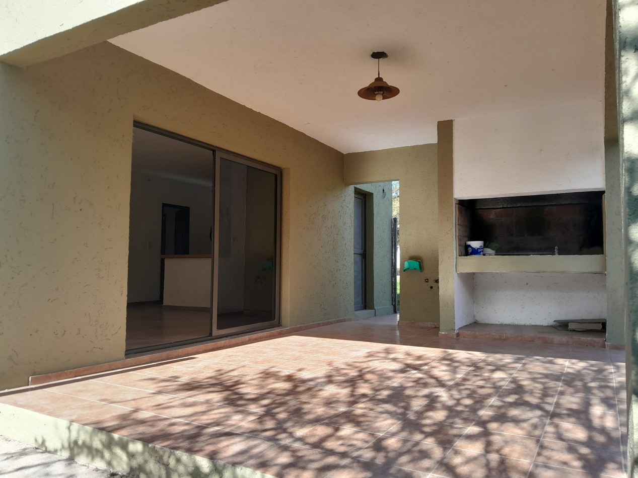 VENTA CASA 3 DORMITORIOS - VILLA CATALINA - PRIMERA ETAPA - ESCRITURA