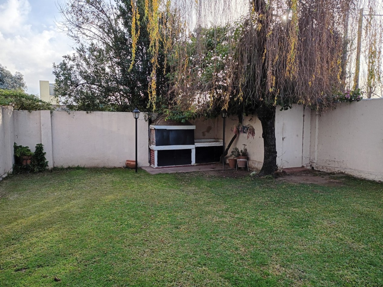 VENDO HERMOSA CASA 3 DORM. B° MARQUES DE SOBREMONTE. APTA CREDITO
