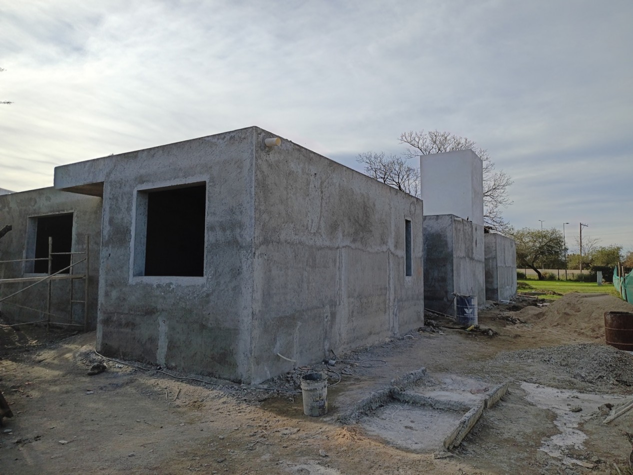 VENDO CASA 3 DORM. + OFICINA A ESTRENAR B° BELA VISTA. 