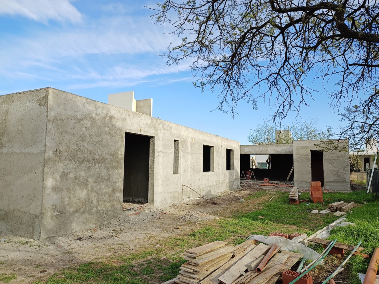VENDO CASA 3 DORM. + OFICINA A ESTRENAR B° BELA VISTA. 