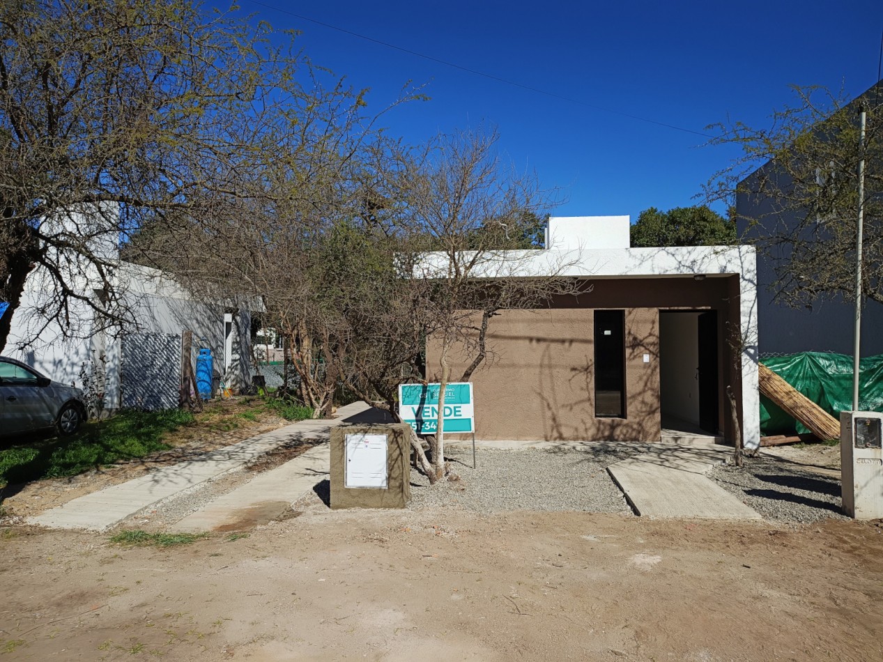VENDO CASA 2 DORM. B° VILLA CATALINA. A ESTRENAR.