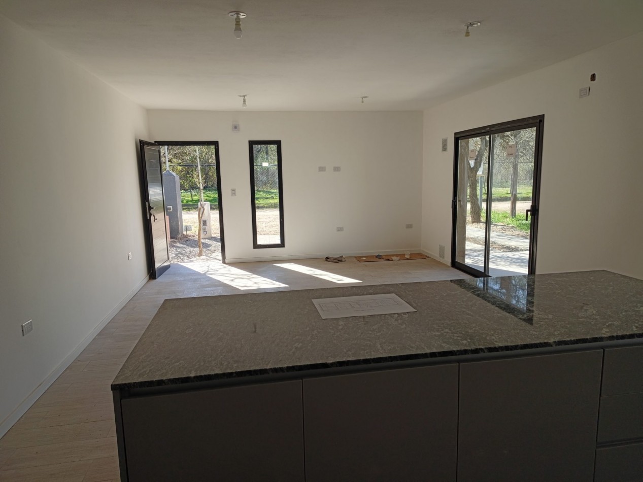 VENDO CASA 2 DORM. B° VILLA CATALINA. A ESTRENAR.